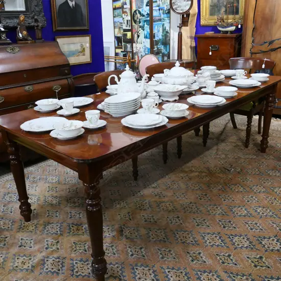 MAHOGANY VICTORIAN STYLE EXTENSION DINING TABLE - ONE LEAF