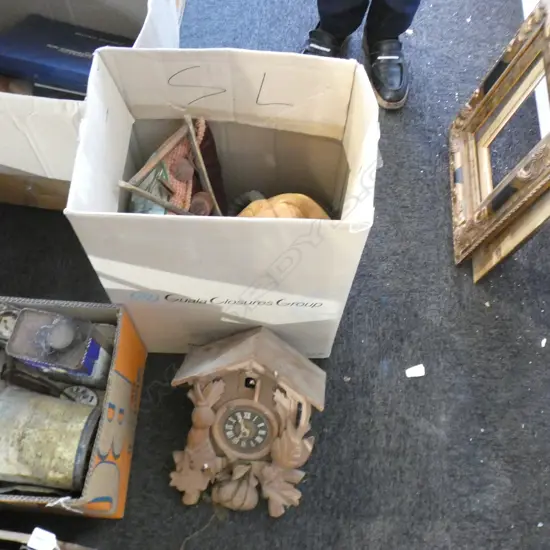 BOX OLD LEATHER SPORTS SHOES + BALLS + BOXING GLOVES + CLOCK