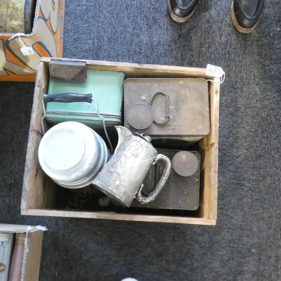 DRAMBUIE WOODEN CRATE + 3 TINS + THERMOS + HOTEL JUG