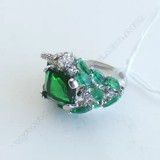 SILVER COLOURED LGE FAUX EMERALD CLUSTER RING
