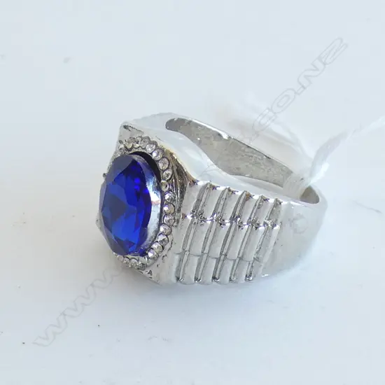 SILVER COLOURED LGE FAUX SAPPHIRE & FAUX DIA. SET RING