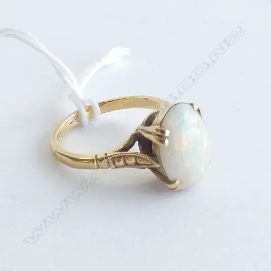 18CT OLD AND OPAL RING (AF) 3.92gm