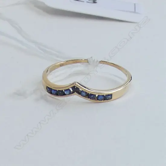 9CT GOLD AND SAPPHIRE RING 1.10gm