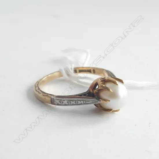 18CT GOLD PLATINUM AND PEARL RING 3.40gm