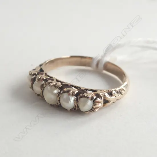 9CT GOLD AND PEARL RING 2.61gm