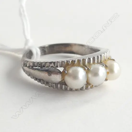 14CT WHITE GOLD AND PEARL RING 4.53gm