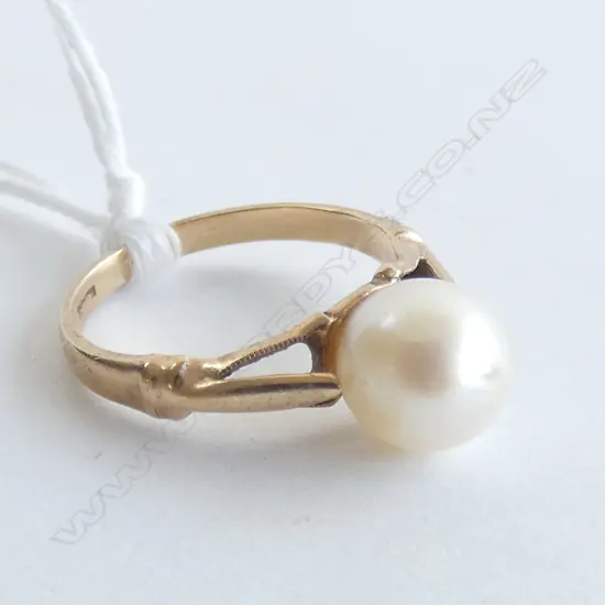 9CT GOLD AND PEARL RING 1.74gm