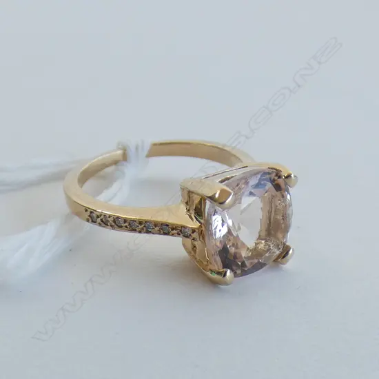 14CT GOLD PEACH COLOURED STONE & WHITE STONES IN SHOULDERS 3.45gm