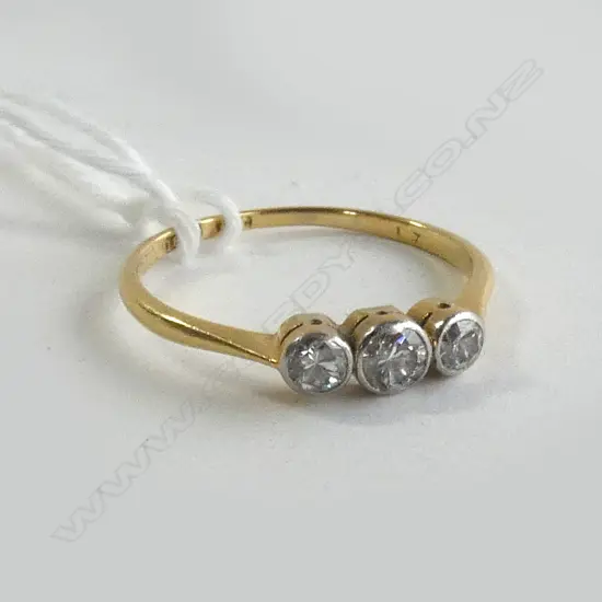 (17754) 18CT 3 STONE DIAMOND RING 1.6 GMS