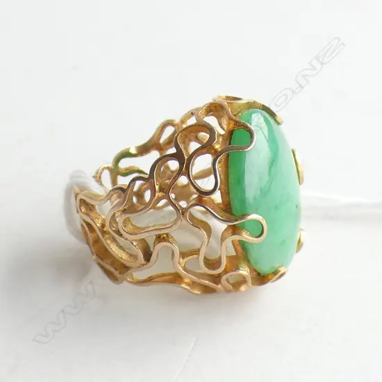 14CT GOLD AND JADE RING  5.4 GRAMS