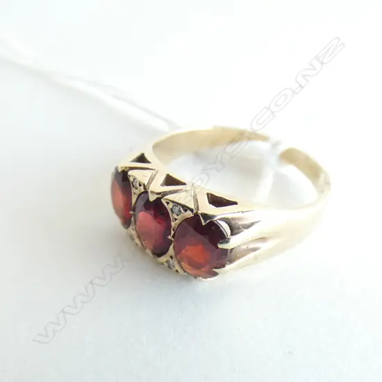 9CT GOLD & GARNET/DIAMOND RING 4.7 GRAMS