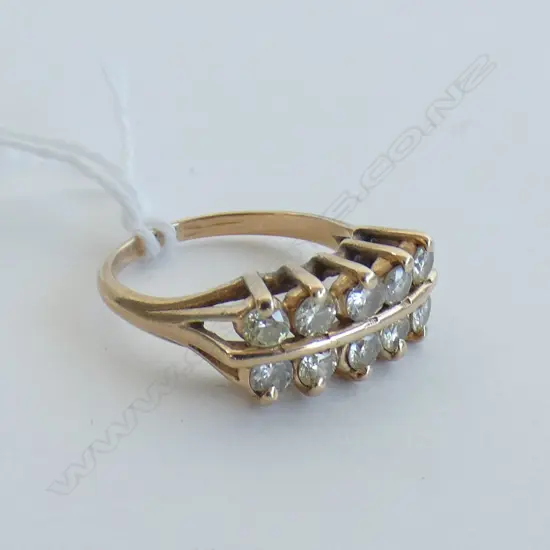 14CT GOLD AND TEN DIAMOND RING (COLOUR SLIGHTLY YELLOW) 4.15gm