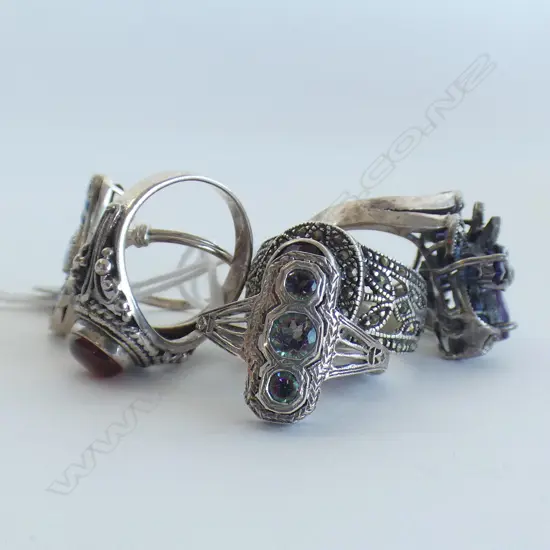 FIVE SILVER RINGS (includes garnet amethyst opal amber)