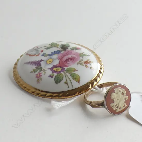 SILVER GILT WEDGWOOD RING AND AN AYNSLEY BROOCH