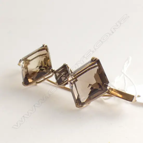 9CT & SMOKEY QUARTZ BAR BROOCH 17.6 gms