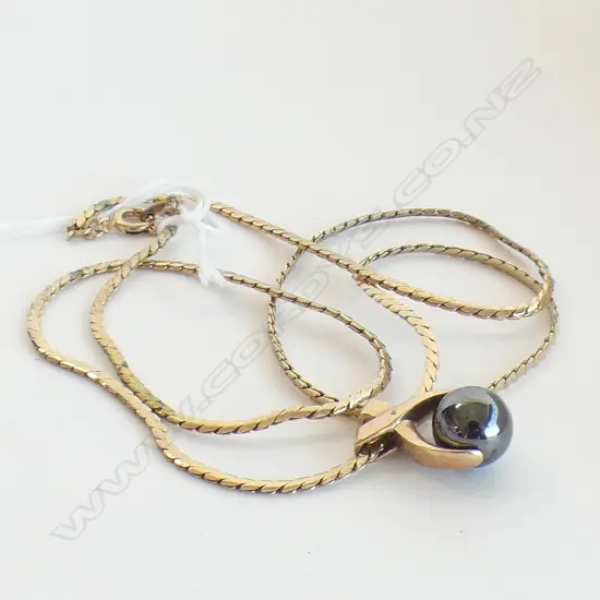 9CT GOLD & HEMATITE PENDANT (chain not gold)