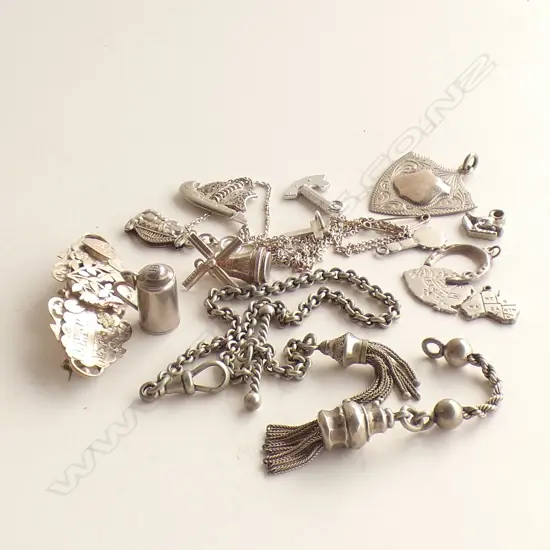 ASSTD SILVER BROOCHES/CHARMS/CHAINS ETC 19gm