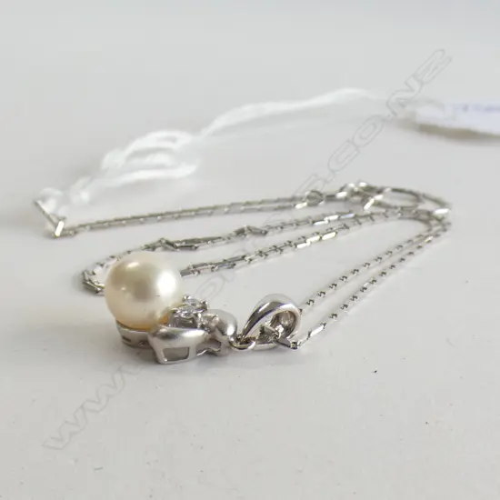 18CT WHITE GOLD PEARL & DIAMOND PENDANT 18CT CHAIN 3.2gms