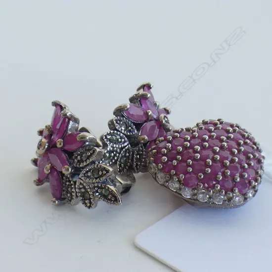  SILVER GILT/MARCASITE/RUBY EARRINGS AND A RUBY PENDANT