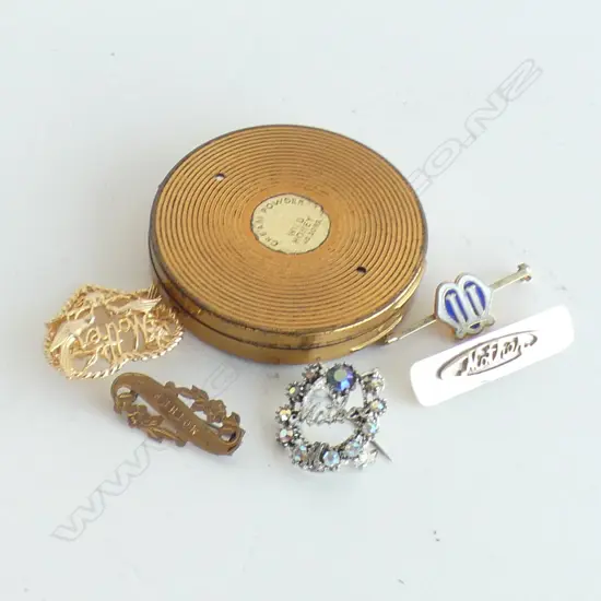5 OLD BROOCHES INCL 5 'MOTHER' & VINTAGE COTY COMPACT 