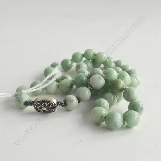 APPLE GREEN JADE BEAD NECKLACE SILVER GILT CLASP