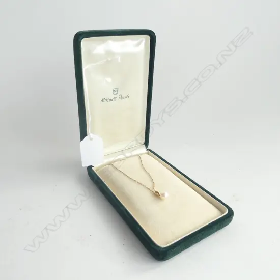 MIKIMOTO CULTURED PEARL PENDANT 14CT GOLD BALE AND CHAIN (in Mikimoto box with Mikimoto M on bale and clasp)