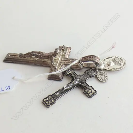 925 SILVER & STG SILVER CRUCIFIXES + 2 RELIGIOUS MEDALLIONS 26.3GMS