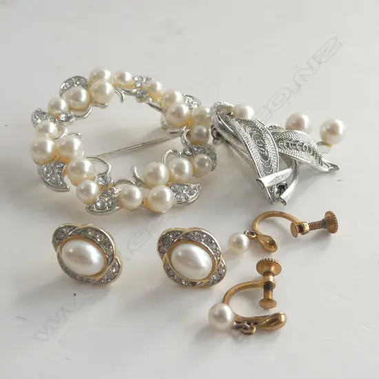 COSTUME PEARL BROOCHES AND EARRINGS