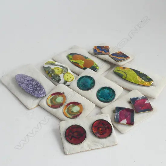 5 PRS VINTAGE 1960/70'S ENAMELED CLIP-ON EARRINGS & 4 BROOCHES NEW OLD STOCK