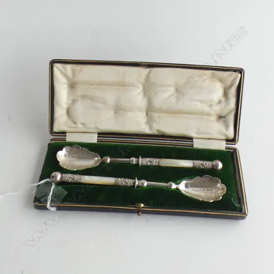 PR VINTAGE ORNATE MOP & SILVER PLATE LONG HANDLED SPOONS (L185MM) IN ORIGINAL BOX 