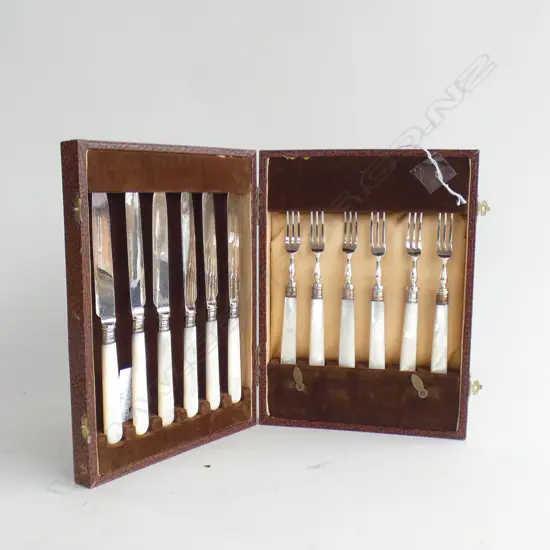 BOXED M.O.P. & SILVER PLATE DESSERT SET - SILVER COLLARS SHEFFIELD 1922