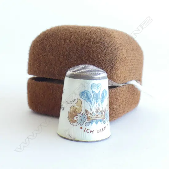 STG SILVER AND ENAMEL THIMBLE TO COMMEMORATE PRINCE WILLIAM BIRM 1982 