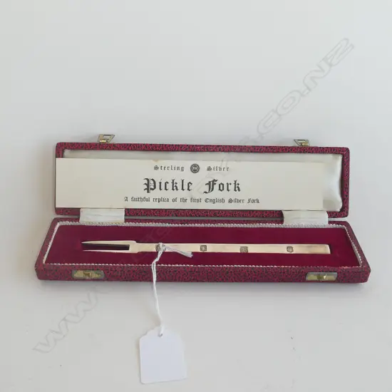 BOXED REPLICA OF THE FIRST ENGLISH FORK – STERLING SILVER 42.43 GRAMS.