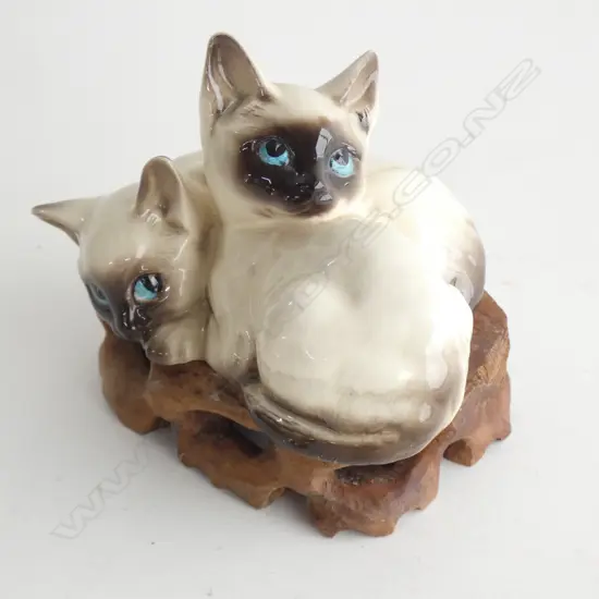 PR ROYAL DOULTON SIAMESE CATS (L 115MM) WITH WOODEN STAND