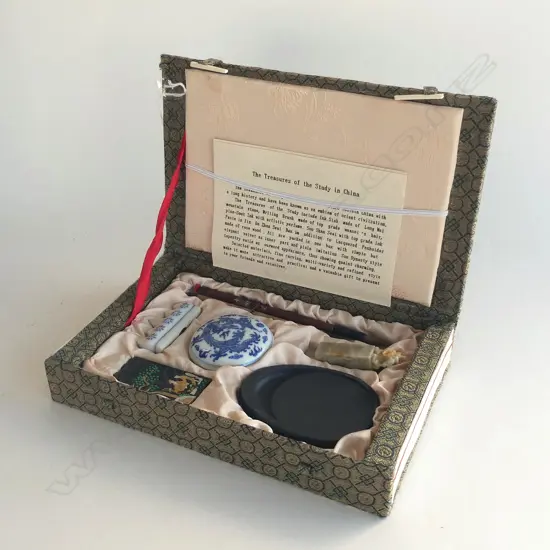 CHINESE BOXED CALIGRAPHY SET