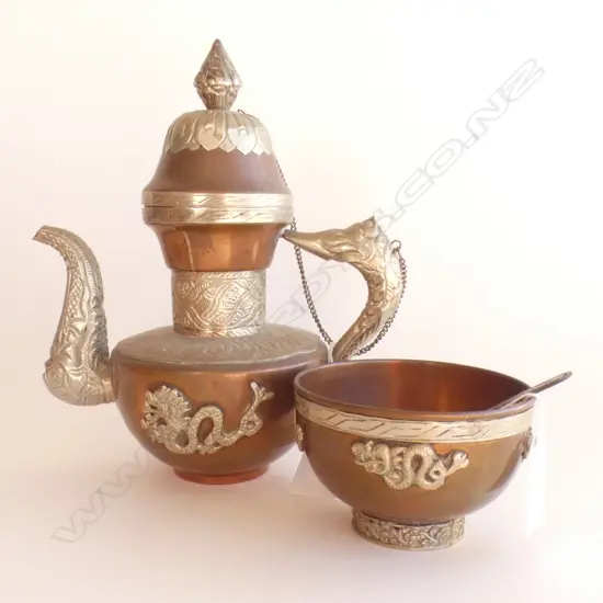 A COPPER NEPALESE COFFEE POT AND BOWL WITH SPOON H 220 MM
