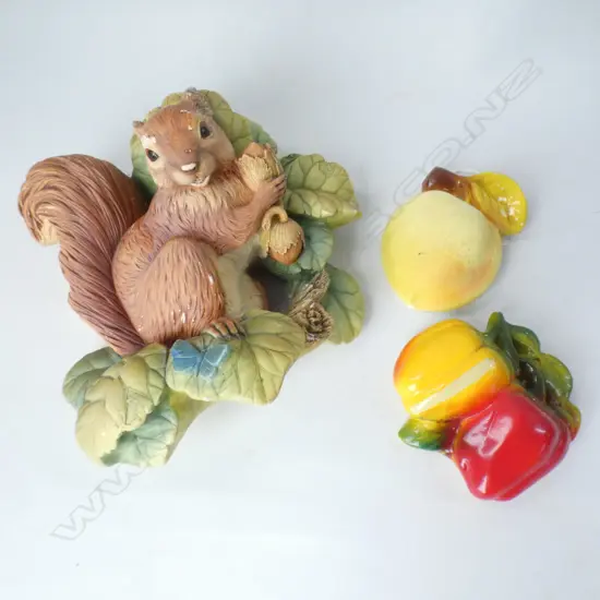 BOSSONS SQUIRREL (H 195MM) + 2 SM WALL PLAQUES PEACH & CAPSICUMS (H97MM) ...