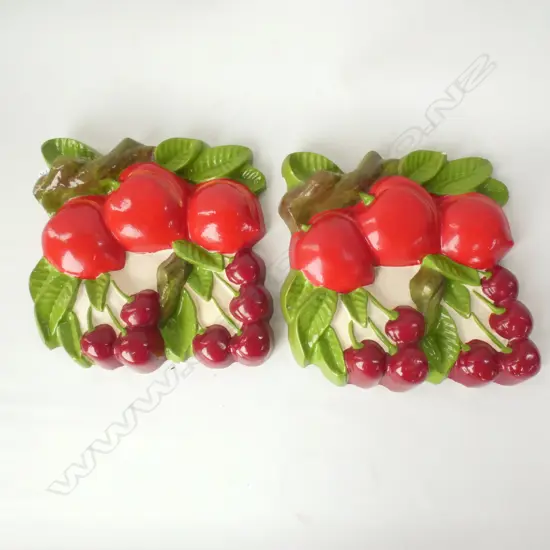PR RETRO CHALK WALL PLAQUES - PLUMS & CHERRIES H 235MM