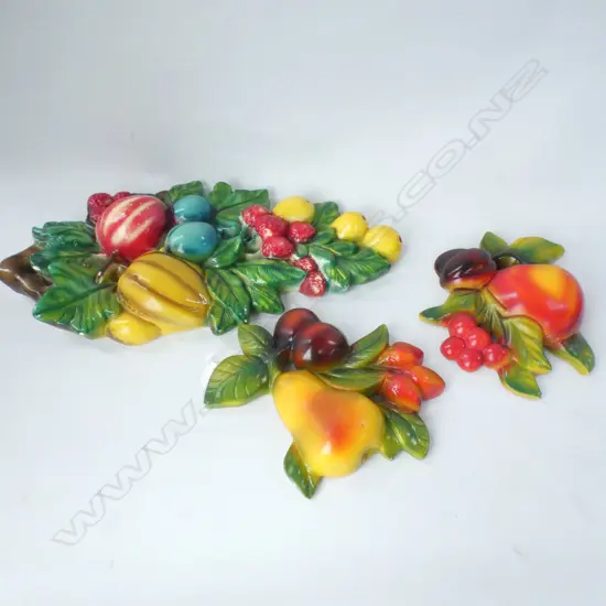 3 RETRO MIXED FRUIT WALL PLAQUES 2 X 175MM & LG 345MM) 