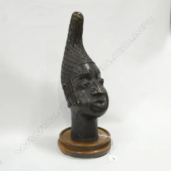 LG BRONZE HEAD OF QUEEN IDIA OF BENIN ON TURNED WOODEN BASE H 415MM