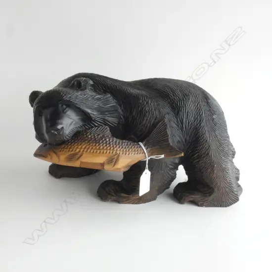 (A) CARVED WOODEN VINTAGE JAPANESE BEAR WITH SALMON 340 X 170mm