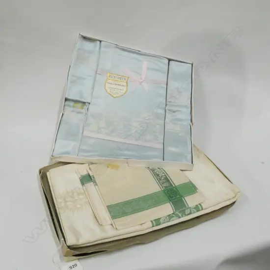 2 VINTAGE DAMASK TABLE CLOTHS & NAPKINS - BOTH IN ORIGINAL BOXES