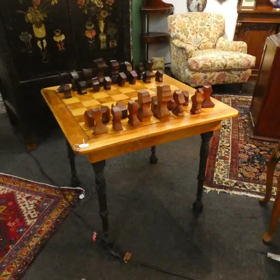 VINTAGE STYLISH ARTIST CARVED KAURI LARGE CHESS SET w. GAME TOP TABLE
