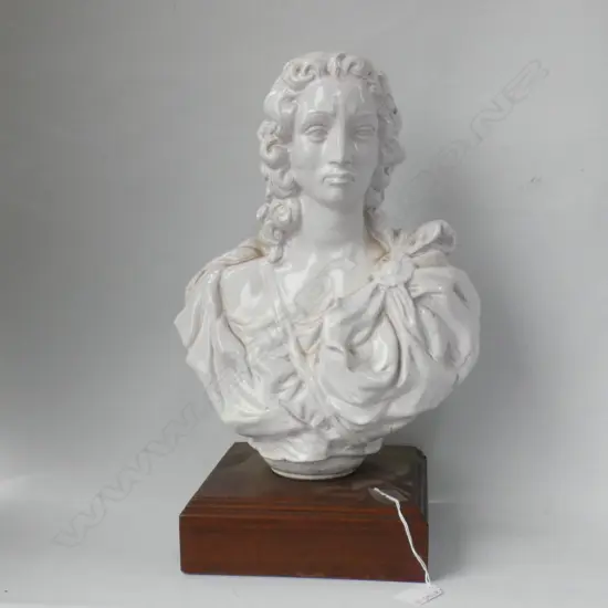 LG WHITE PAINTED CERAMIC LOUIS XVI BUST ON WOODEN STAND H 410MM