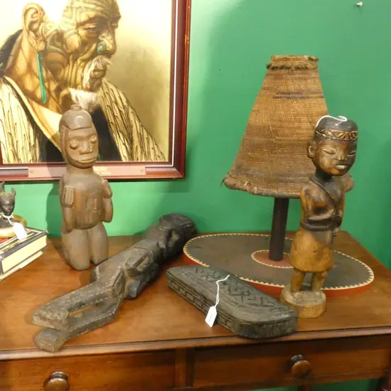 3 CARVED WOODEN TRIBAL FIGURES (TALLEST H.570mm)  + WOVEN HAT ON STAND & CARVED LIDDED CONTAINER L.280mm