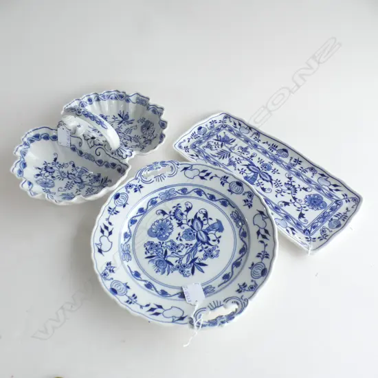 3 CZECH ZWIEBELMUSTER BLUE ONION CAKE PLATES; LONG PLATE (L325MM) ROUND PLATE (DIA275MM) & 2 SECTION DISH (L280MM)
