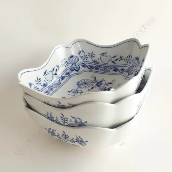 CZECH ZWIEBELMUSTER BLUE ONION;  3 SALAD OR SERVING BOWLS (DIA 210MM)