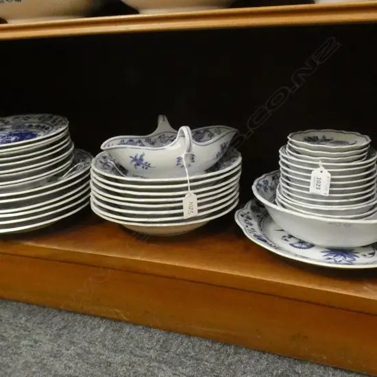 CZECH ZWIEBELMUSTER BLUE ONION PART PLACE DINNER SERVICE APPROX 41PCS