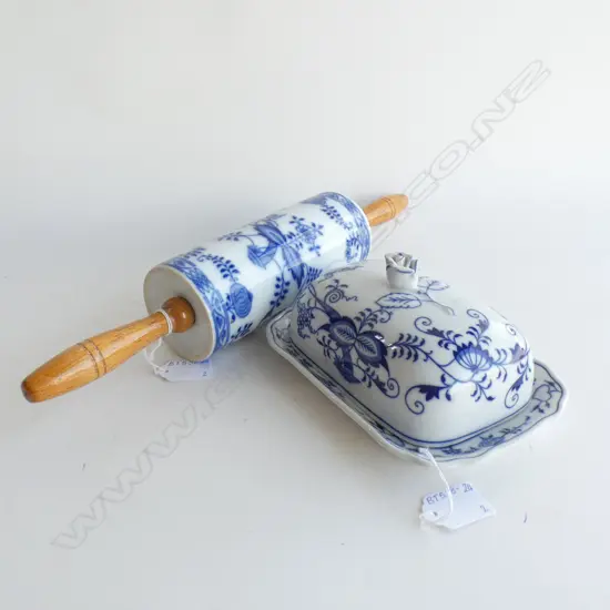 CZECH ZWIEBELMUSTER BLUE ONION ROLLING PIN W WOODEN HANDLES (L400MM) & CHEESE OR BUTTER DISH (L190MM)