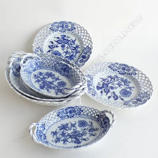 4 CZECH ZWIEBELMUSTER BLUE ONION GRADUATED PIERCED OVAL DISHES (L255MM)& 2 PIERCED PLATES (DIA 185MM) PIERCED OVAL 
